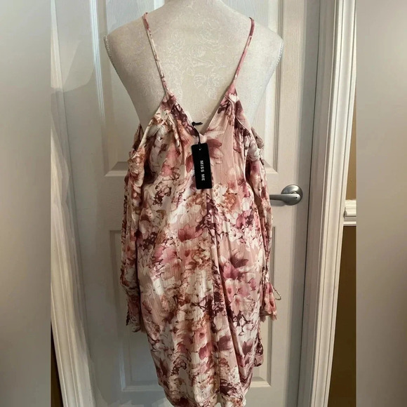 Miss Me Prized Possession Halter Off The Shoulder
Floral Ruffle Dress S. NWT - Picture 4 of 16
